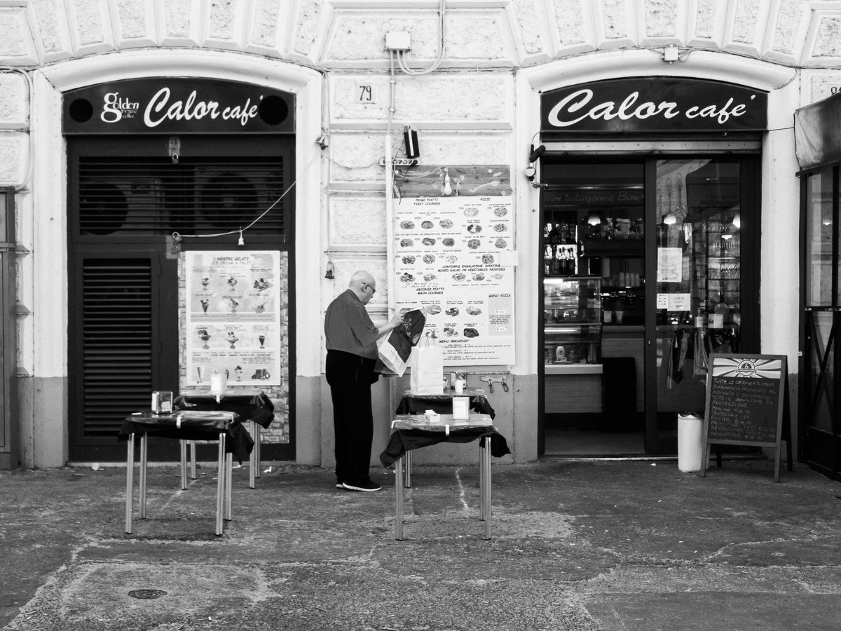 Straßenszene vor einem traditionellen südeuropäischen Café