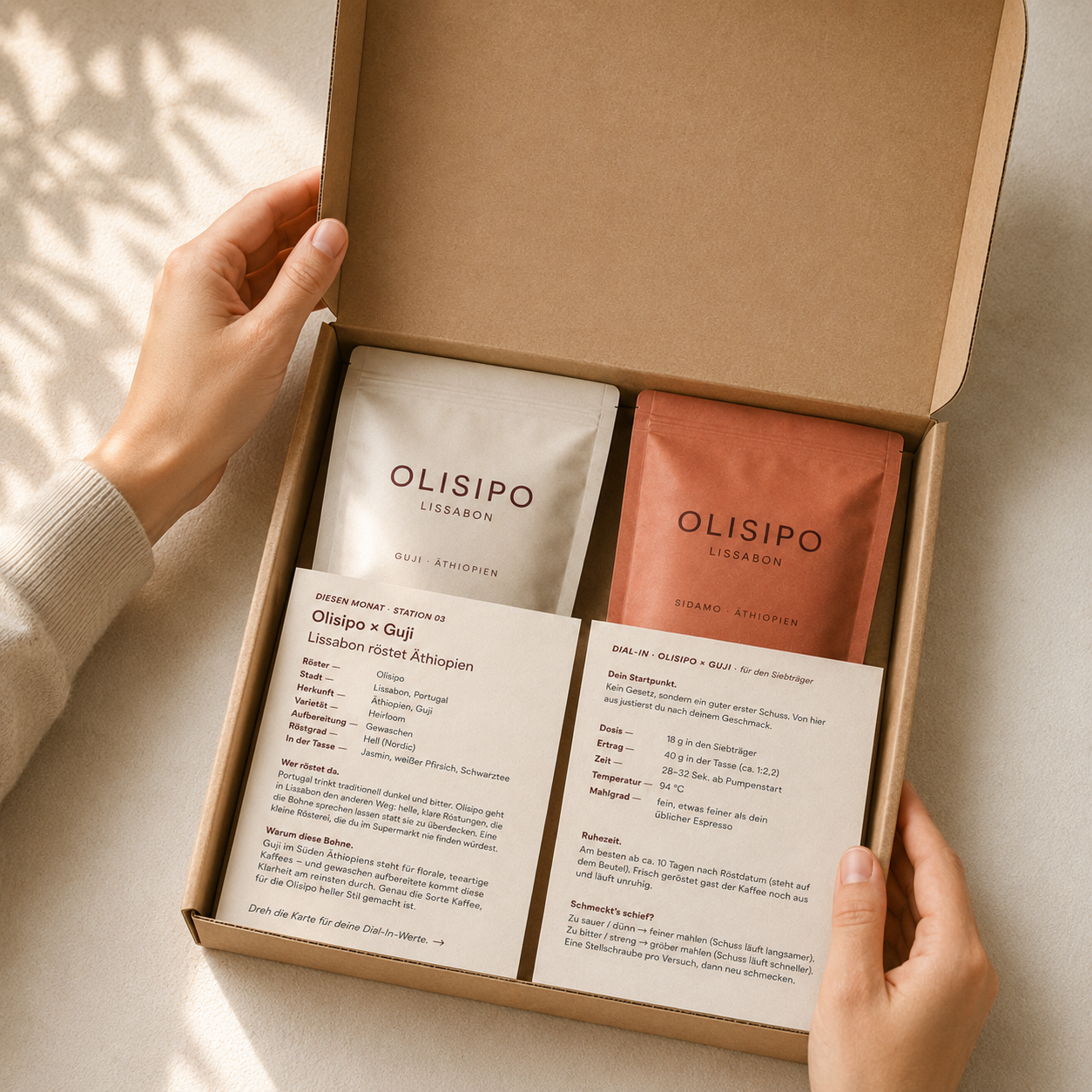 Geöffnete Box mit zwei Original-Beuteln von Olisipo und den Story- und Dial-In-Karten